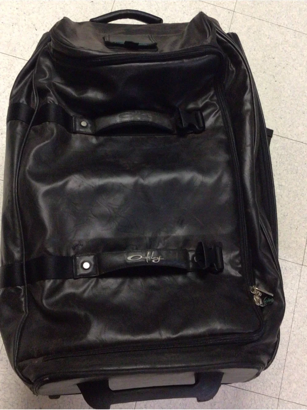 Vtg rare Oakley Black Rolling Duffel luggage with Telescopic Handle. 30X17X15.